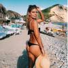 Natasha Oakley dévoile ses fesses ravissantes à Ibiza
