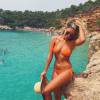 Natasha Oakley somptueuse à Ibiza