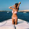 Devin Brugman sexy sur un yacht à Ibiza
