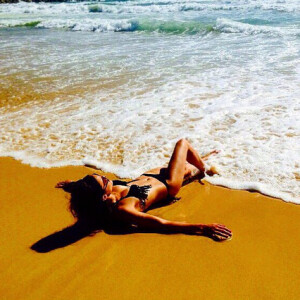 La ravissante Capucine Anav sur une plage en Thailande, le 12 aout 2015