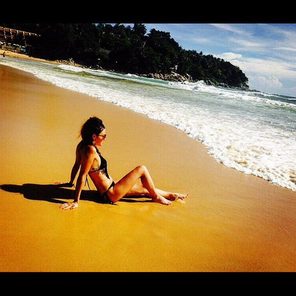 La belle Capucine Anav sur une plage en Thailande, le 12 aout 2015