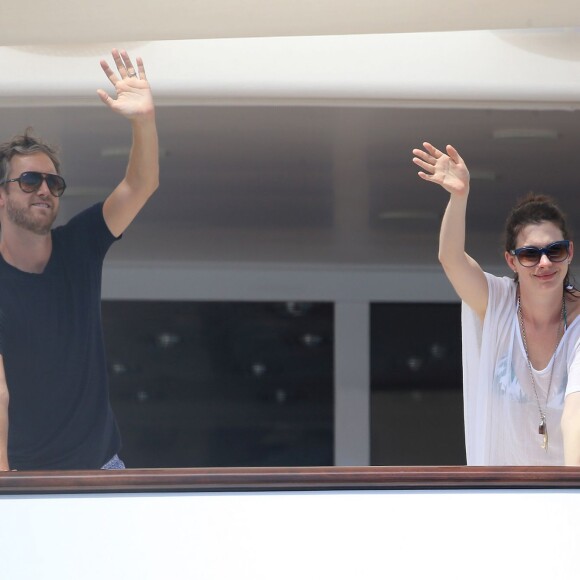 Anne Hathaway et son mari Adam Shulman sont en vacances avec des amis sur un bateau à Ibiza, le 12 août 2015.