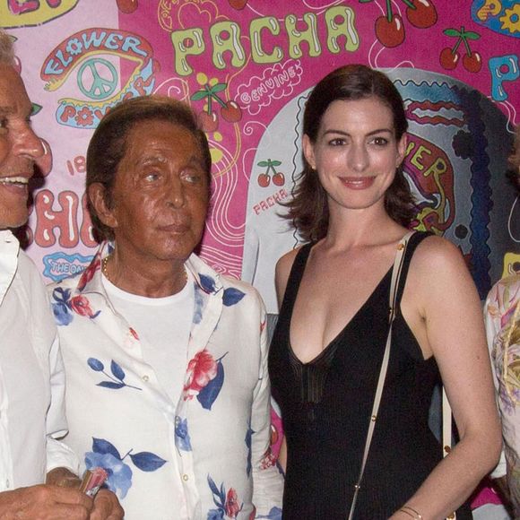 Le styliste Valentino Garavani et Anne Hathaway - Soirée "Flower Power Pacha Ibiza" à Ibiza le 11 août 2015
