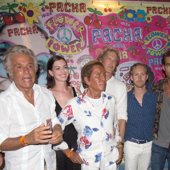 Le styliste Valentino Garavani et Anne Hathaway - Soirée "Flower Power Pacha Ibiza" à Ibiza le 11 août 2015