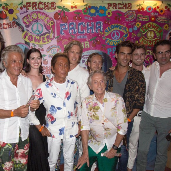 Le styliste Valentino Garavani et Anne Hathaway - Soirée "Flower Power Pacha Ibiza" à Ibiza le 11 août 2015