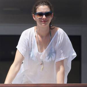 Anne Hathaway en vacances à Ibiza, le 12 août 2015.