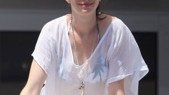 Anne Hathaway : Au top en bikini pour des vacances en amoureux avec son mari