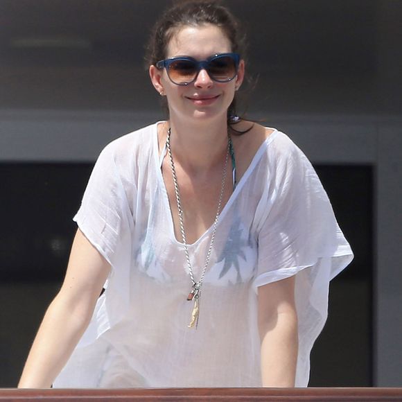 Anne Hathaway en vacances à Ibiza, le 12 août 2015.