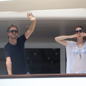 Anne Hathaway et son mari Adam Shulman sont en vacances avec des amis sur un bateau à Ibiza, le 12 août 2015.