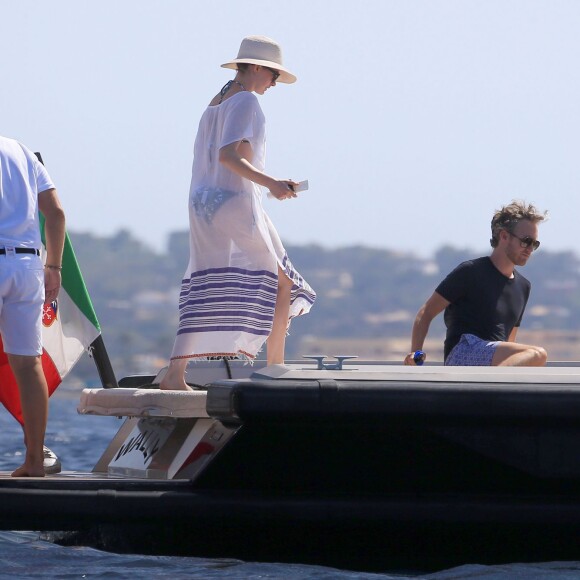 Anne Hathaway et son mari Adam Shulman sont en vacances avec des amis sur un bateau à Ibiza, le 12 août 2015.