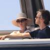 Anne Hathaway et son mari Adam Shulman sont en vacances avec des amis sur un bateau à Ibiza, le 12 août 2015.