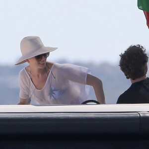 Anne Hathaway et son mari Adam Shulman sont en vacances avec des amis sur un bateau à Ibiza, le 12 août 2015.