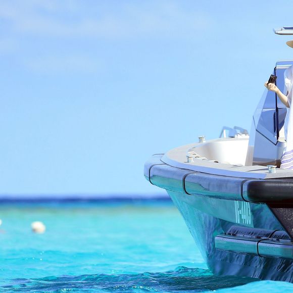 Anne Hathaway et son mari Adam Shulman sont en vacances avec des amis sur un bateau à Ibiza, le 12 août 2015.