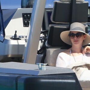 Anne Hathaway et son mari Adam Shulman sont en vacances avec des amis sur un bateau à Ibiza, le 12 août 2015.