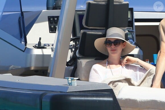 Anne Hathaway et son mari Adam Shulman sont en vacances avec des amis sur un bateau à Ibiza, le 12 août 2015.