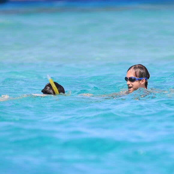 Anne Hathaway profite de la mer avec son mari Adam Shulman, en vacances à Ibiza, le 12 août 2015.