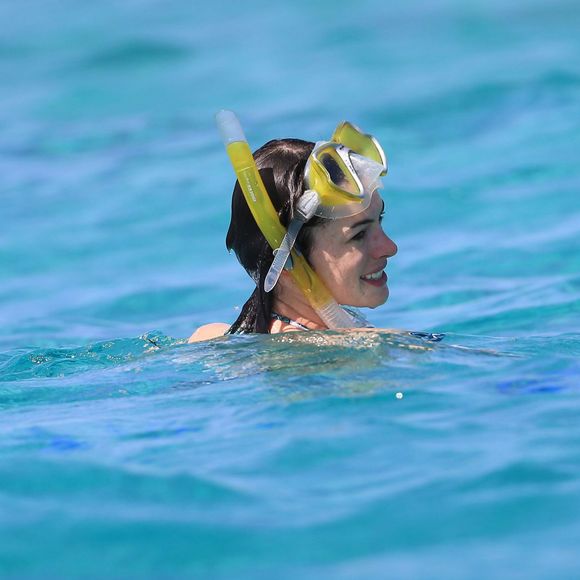 Anne Hathaway profite de la mer avec son mari Adam Shulman, en vacances à Ibiza, le 12 août 2015.