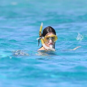 Anne Hathaway profite de la mer avec son mari Adam Shulman, en vacances à Ibiza, le 12 août 2015.