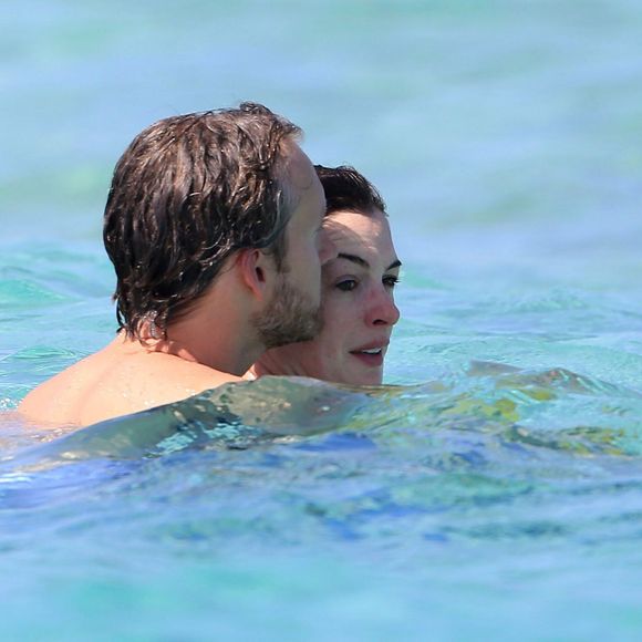 Anne Hathaway profite de la mer avec son mari Adam Shulman, en vacances à Ibiza, le 12 août 2015.