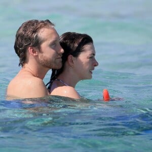 Anne Hathaway profite de la mer avec son mari Adam Shulman, en vacances à Ibiza, le 12 août 2015.