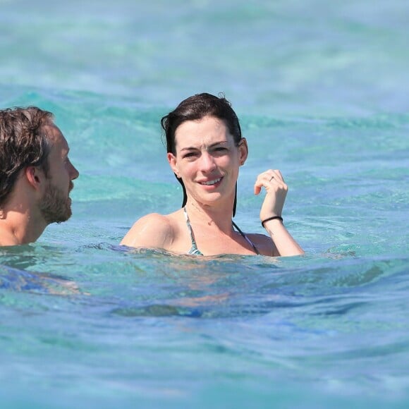 Anne Hathaway profite de la mer avec son mari Adam Shulman, en vacances à Ibiza, le 12 août 2015.