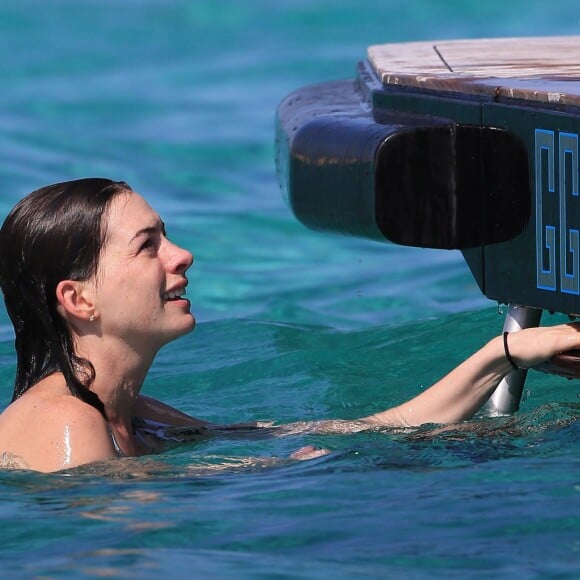 Anne Hathaway profite de la mer avec son mari Adam Shulman, en vacances à Ibiza, le 12 août 2015.