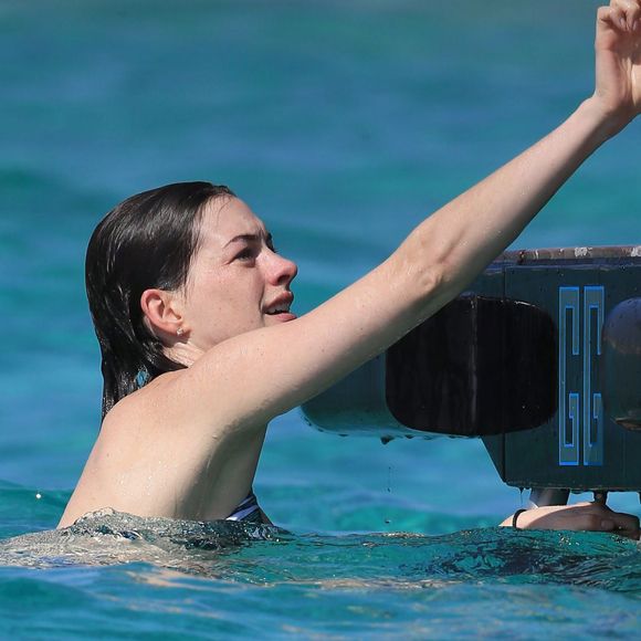 Anne Hathaway profite de la mer avec son mari Adam Shulman, en vacances à Ibiza, le 12 août 2015.