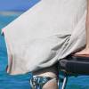 Anne Hathaway profite de la mer avec son mari Adam Shulman, en vacances à Ibiza, le 12 août 2015.