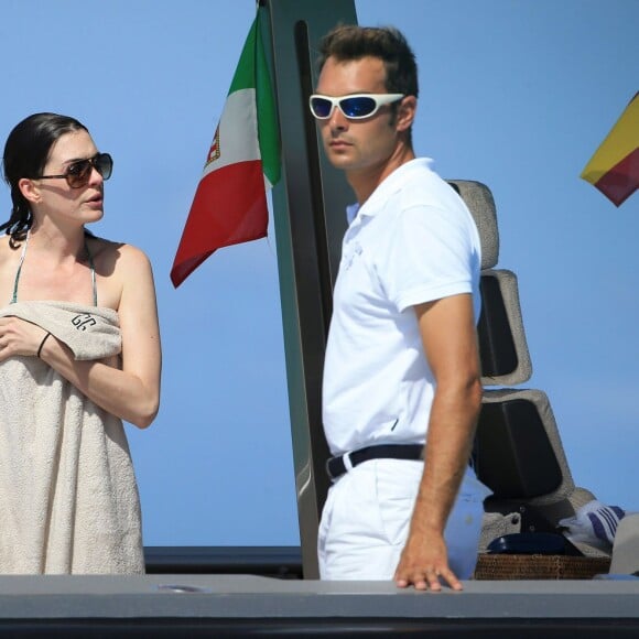 Anne Hathaway et son mari Adam Shulman sont en vacances avec des amis sur un bateau à Ibiza, le 12 août 2015.