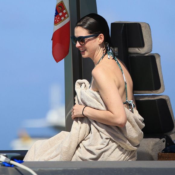 Anne Hathaway profite de la mer avec son mari Adam Shulman, en vacances à Ibiza, le 12 août 2015.