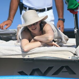 Anne Hathaway et son mari Adam Shulman sont en vacances avec des amis sur un bateau à Ibiza, le 12 août 2015.