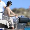 Anne Hathaway profite de la mer avec son mari Adam Shulman, en vacances à Ibiza, le 12 août 2015.
