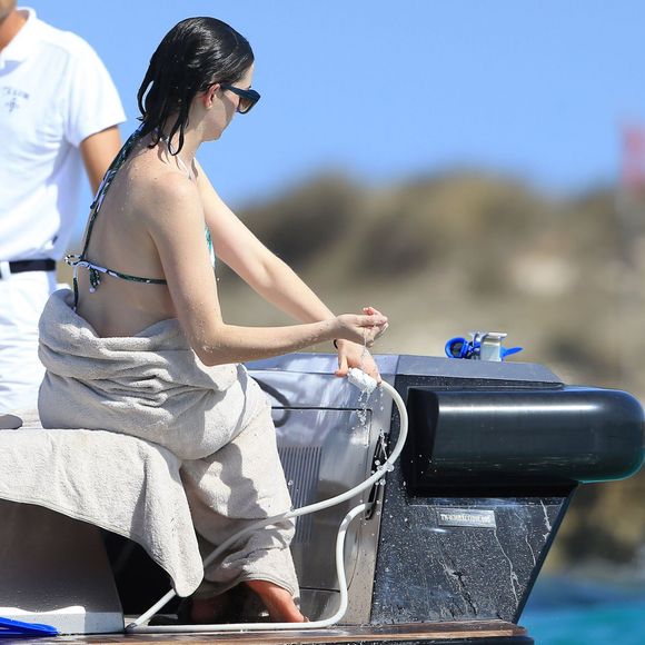 Anne Hathaway profite de la mer avec son mari Adam Shulman, en vacances à Ibiza, le 12 août 2015.