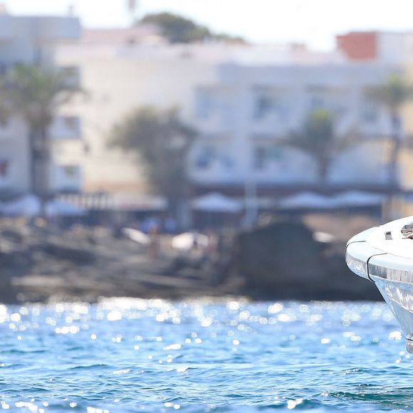 Anne Hathaway et son mari Adam Shulman sont en vacances avec des amis à Ibiza, le 13 août 2015.