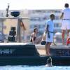 Anne Hathaway et son mari Adam Shulman sont en vacances avec des amis à Ibiza, le 13 août 2015.