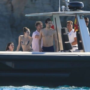 Anne Hathaway et son mari Adam Shulman sont en vacances avec des amis à Ibiza, le 13 août 2015.