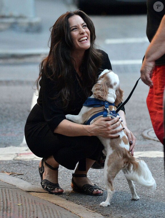 Liv Tyler se promène à New York le 29 juin 2015.  'The Leftovers' actress Liv Tyler spotted out walking her dog in New York City, New York on June 29, 2015. Liv stopped to play with her dog while talking to a couple of friends.29/06/2015 - New York