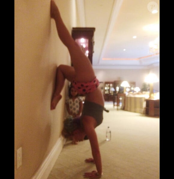 Britney Spears garde la ligne en faisant du yoga, le samedi 15 août 2015 à Las Vegas.
