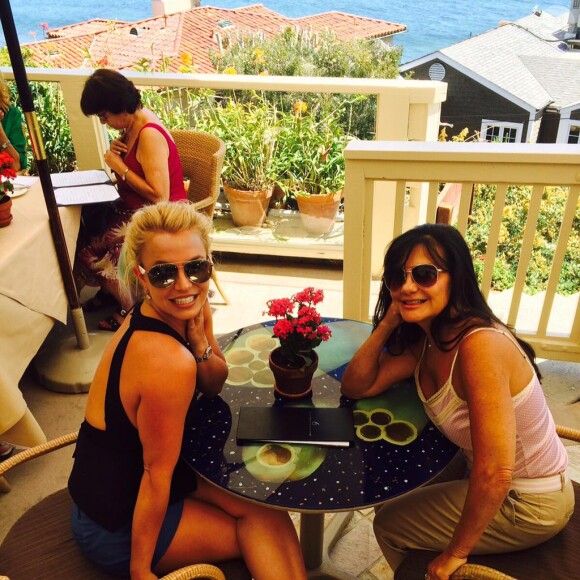 Britney Spears et sa maman Lynne partagent un brunch à Los Angeles, le mardi 11 août 2015.