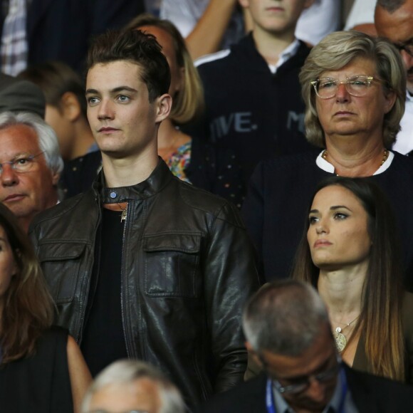 Louis Sarkozy et sa compagne Capucine Anav - La famille Sarkozy au match de football PSG-GFC Ajaccio lors de la 2ème journée de la Ligue 1 au Parc des Princes à Paris, le 16 août 2015. 