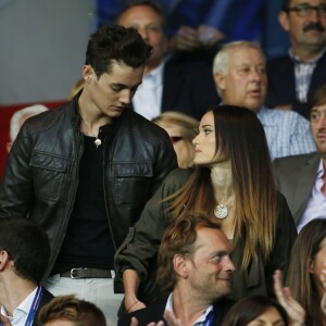 Louis Sarkozy et sa compagne Capucine Anav - La famille Sarkozy au match de football PSG-GFC Ajaccio lors de la 2ème journée de la Ligue 1 au Parc des Princes à Paris, le 16 août 2015. 