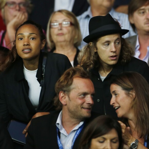 Pierre Sarkozy et sa compagne - La famille Sarkozy au match de football PSG-GFC Ajaccio lors de la 2ème journée de la Ligue 1 au Parc des Princes à Paris, le 16 août 2015. 