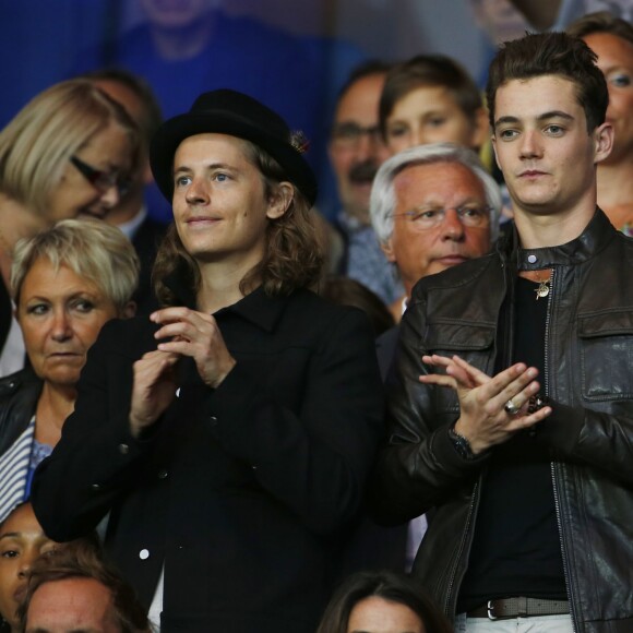 Pierre Sarkozy et Louis Sarkozy - La famille Sarkozy au match de football PSG-GFC Ajaccio lors de la 2ème journée de la Ligue 1 au Parc des Princes à Paris, le 16 août 2015. 