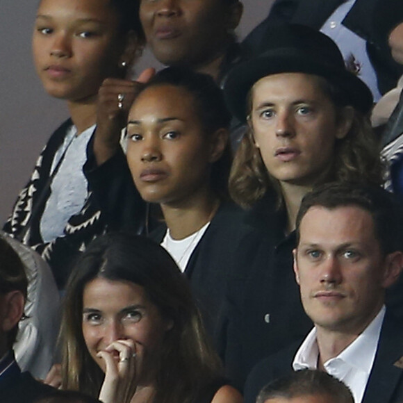 Pierre Sarkozy et sa compagne - La famille Sarkozy au match de football PSG-GFC Ajaccio lors de la 2ème journée de la Ligue 1 au Parc des Princes à Paris, le 16 août 2015. 