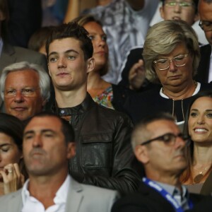 Louis Sarkozy et sa compagne Capucine Anav - La famille Sarkozy au match de football PSG-GFC Ajaccio lors de la 2ème journée de la Ligue 1 au Parc des Princes à Paris, le 16 août 2015. 