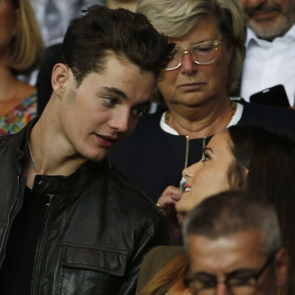 Louis Sarkozy et sa compagne l'animatrice Capucine Anav - La famille Sarkozy au match de football PSG-GFC Ajaccio lors de la 2ème journée de la Ligue 1 au Parc des Princes à Paris, le 16 août 2015. 