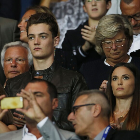 Louis Sarkozy et sa compagne Capucine Anav - La famille Sarkozy au match de football PSG-GFC Ajaccio lors de la 2ème journée de la Ligue 1 au Parc des Princes à Paris, le 16 août 2015.