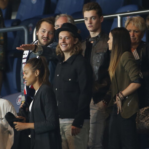 Pierre Sarkozy et sa compagne, Louis Sarkozy et sa compagne Capucine Anav - La famille Sarkozy au match de football PSG-GFC Ajaccio lors de la 2ème journée de la Ligue 1 au Parc des Princes à Paris, le 16 août 2015. 