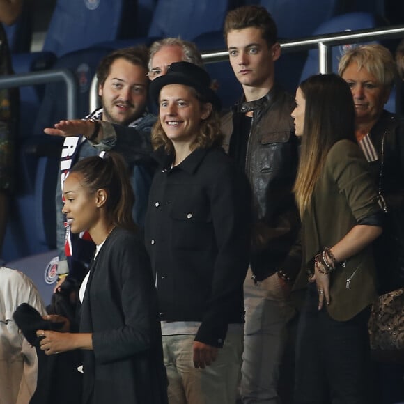 Pierre Sarkozy et sa compagne, Louis Sarkozy et sa compagne Capucine Anav - La famille Sarkozy au match de football PSG-GFC Ajaccio lors de la 2ème journée de la Ligue 1 au Parc des Princes à Paris, le 16 août 2015. 