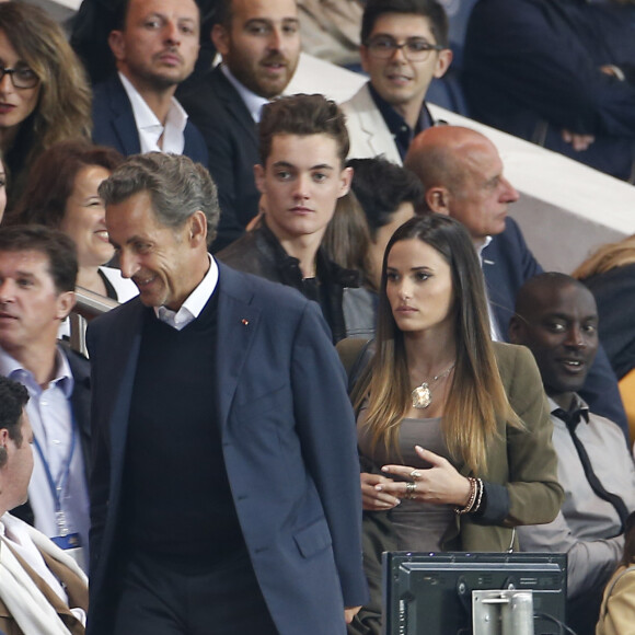 Nicolas Sarkozy, son fils Louis Sarkozy et sa compagne Capucine Anav - La famille Sarkozy au match de football PSG-GFC Ajaccio lors de la 2ème journée de la Ligue 1 au Parc des Princes à Paris, le 16 août 2015. 